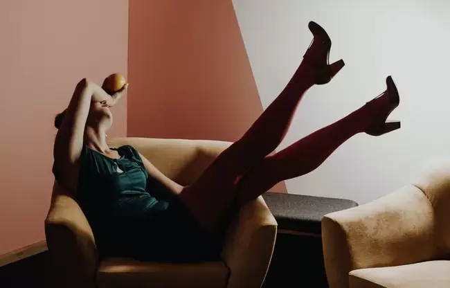 Noor naine, kellel on jalgade veenilaiendid